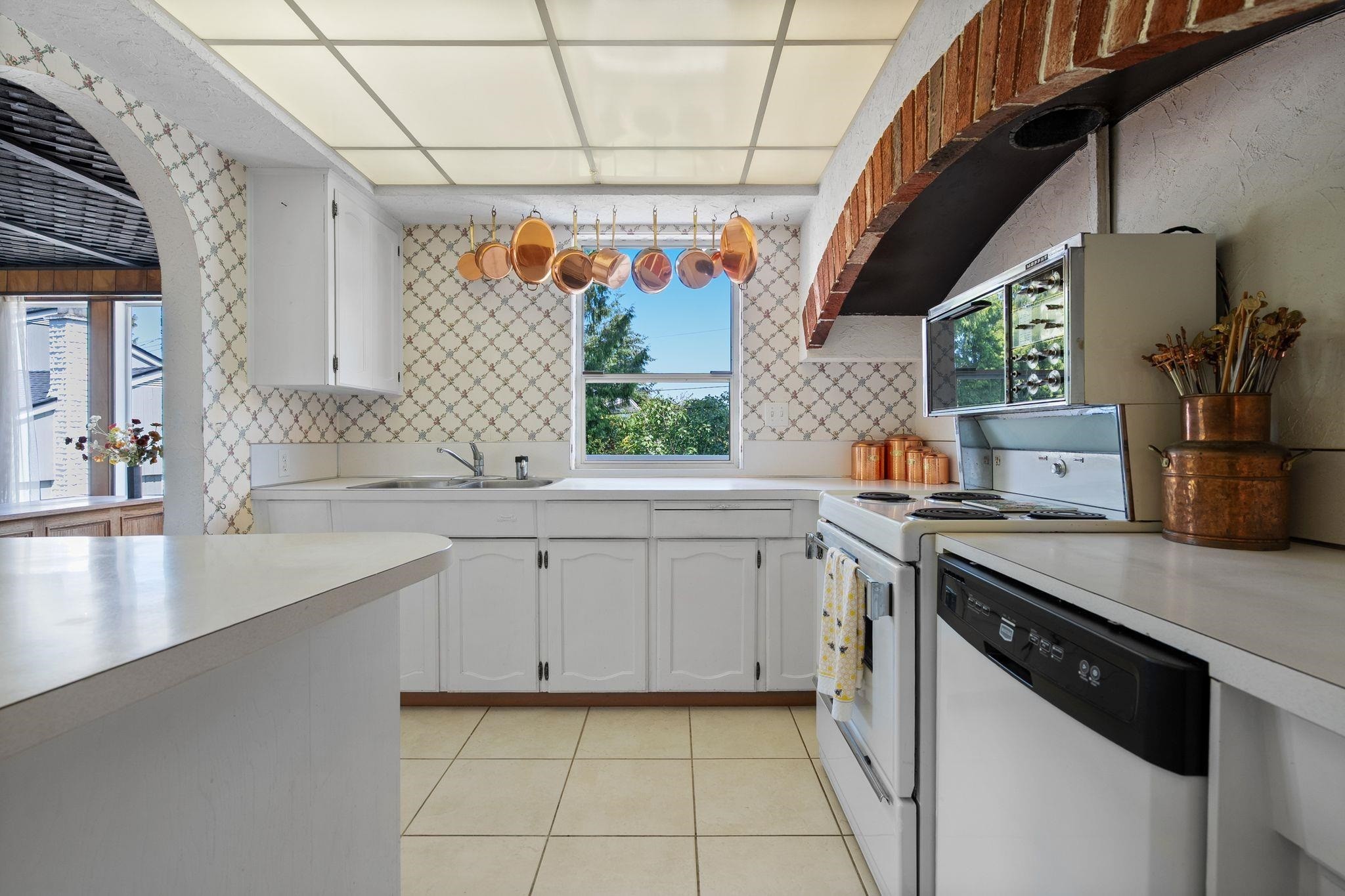 8660 Fairfax Crescent, Richmond, BC - Indoor Photo Showing Kitchen