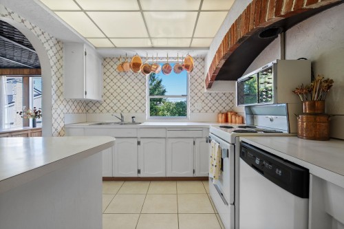 8660 Fairfax Crescent, Richmond, BC - Indoor Photo Showing Kitchen
