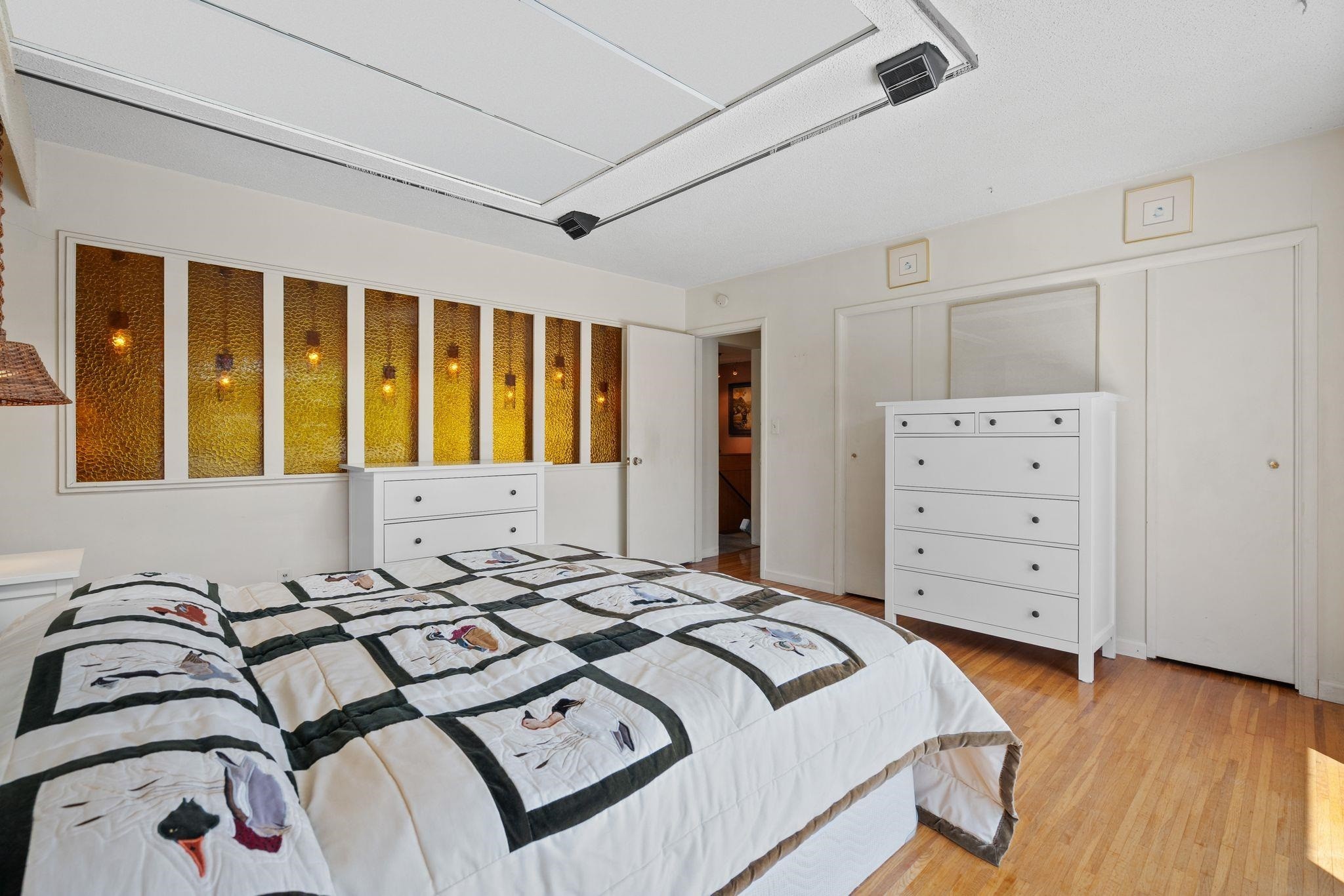 8660 Fairfax Crescent, Richmond, BC - Indoor Photo Showing Bedroom