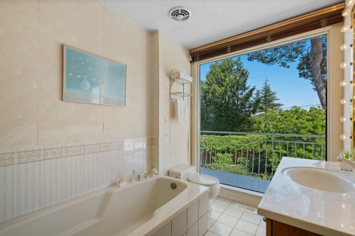 8660 Fairfax Crescent, Richmond, BC - Indoor Photo Showing Bathroom
