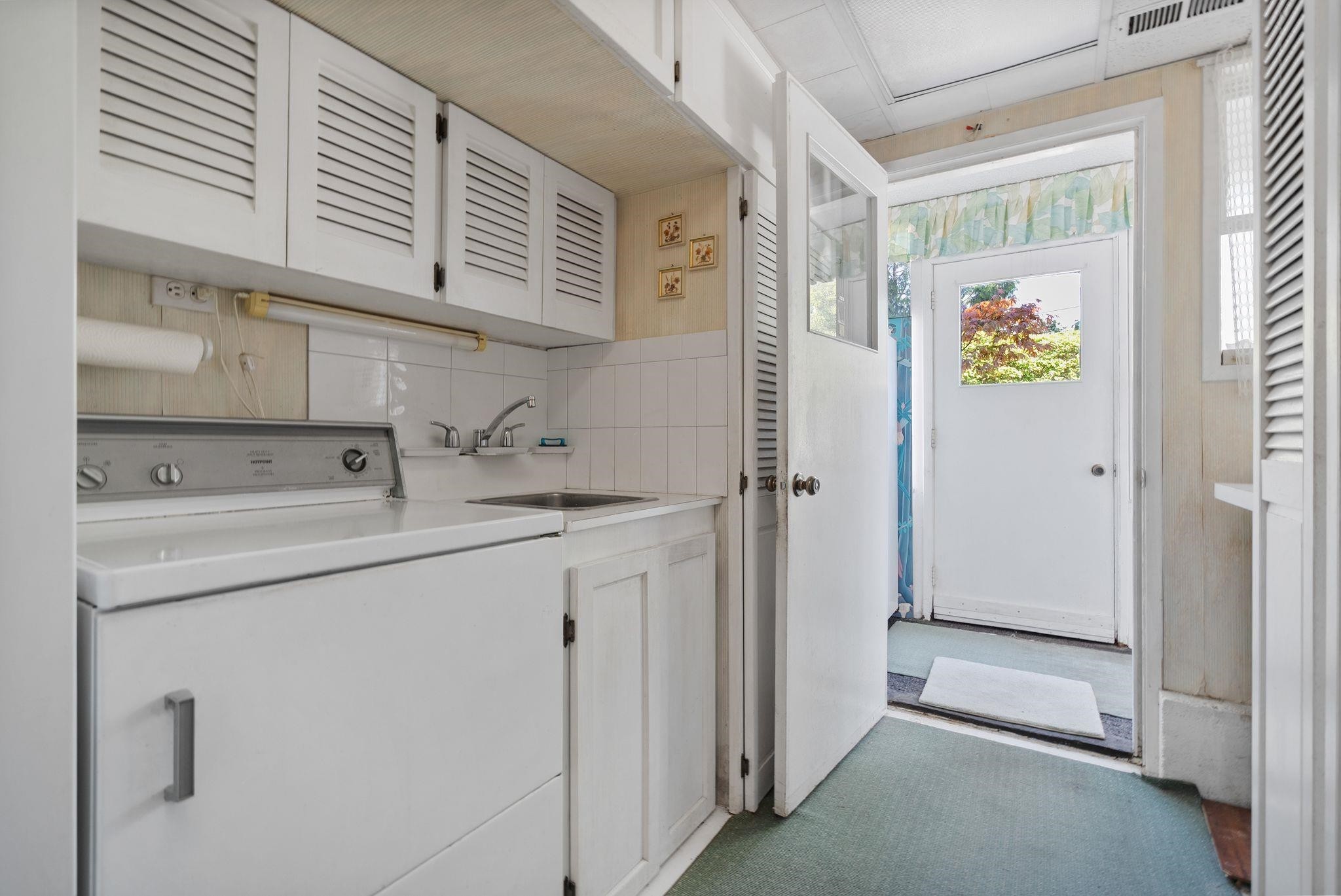 8660 Fairfax Crescent, Richmond, BC - Indoor Photo Showing Laundry Room
