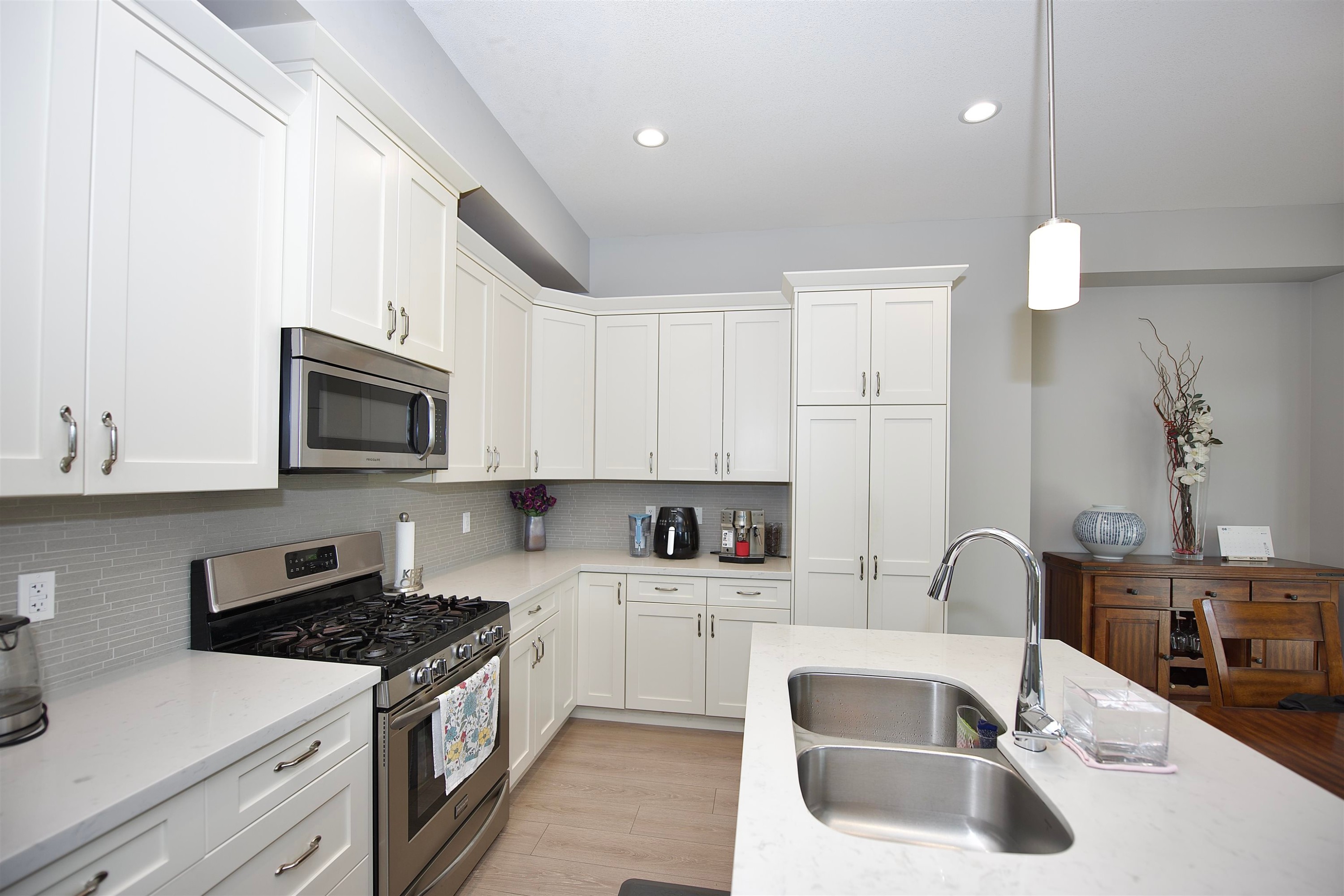 24442 113 Avenue, Maple Ridge, BC - Indoor Photo Showing Kitchen With Double Sink With Upgraded Kitchen