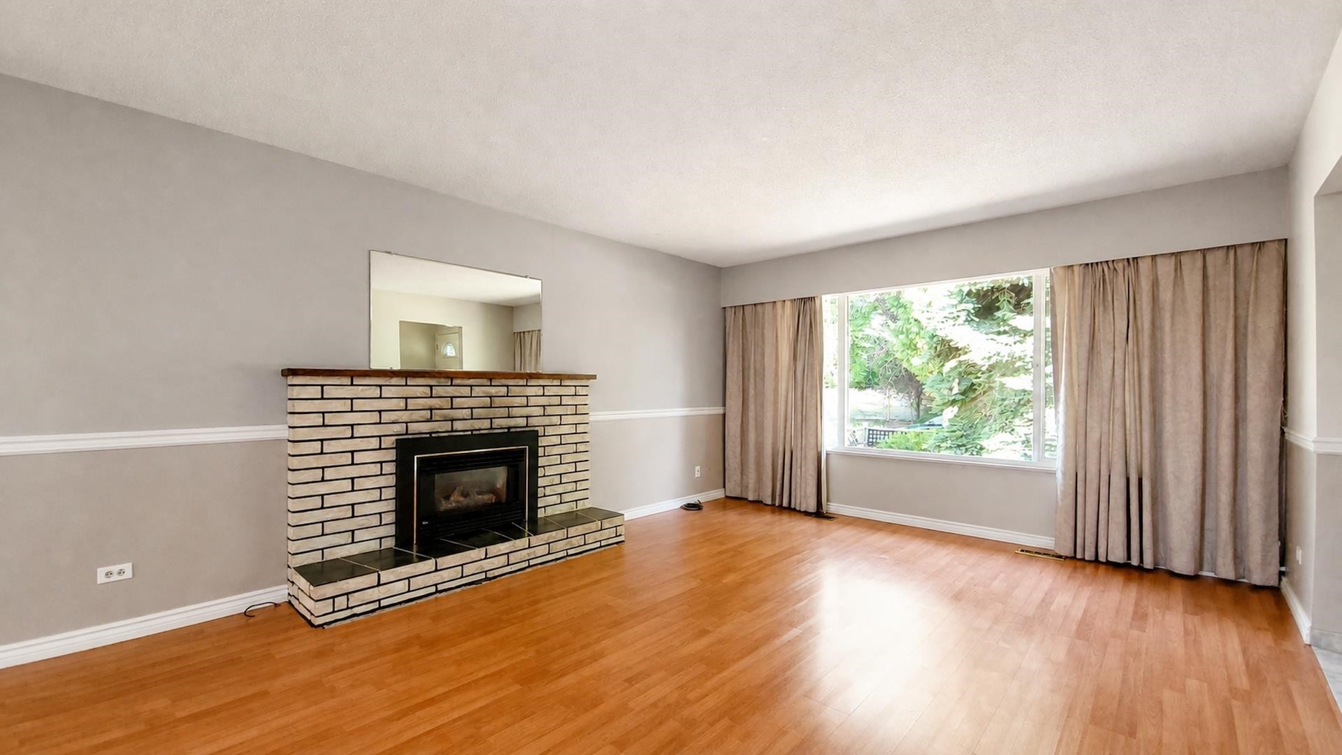 1798 Heather Avenue, Port Coquitlam, BC - Indoor Photo Showing Living Room With Fireplace