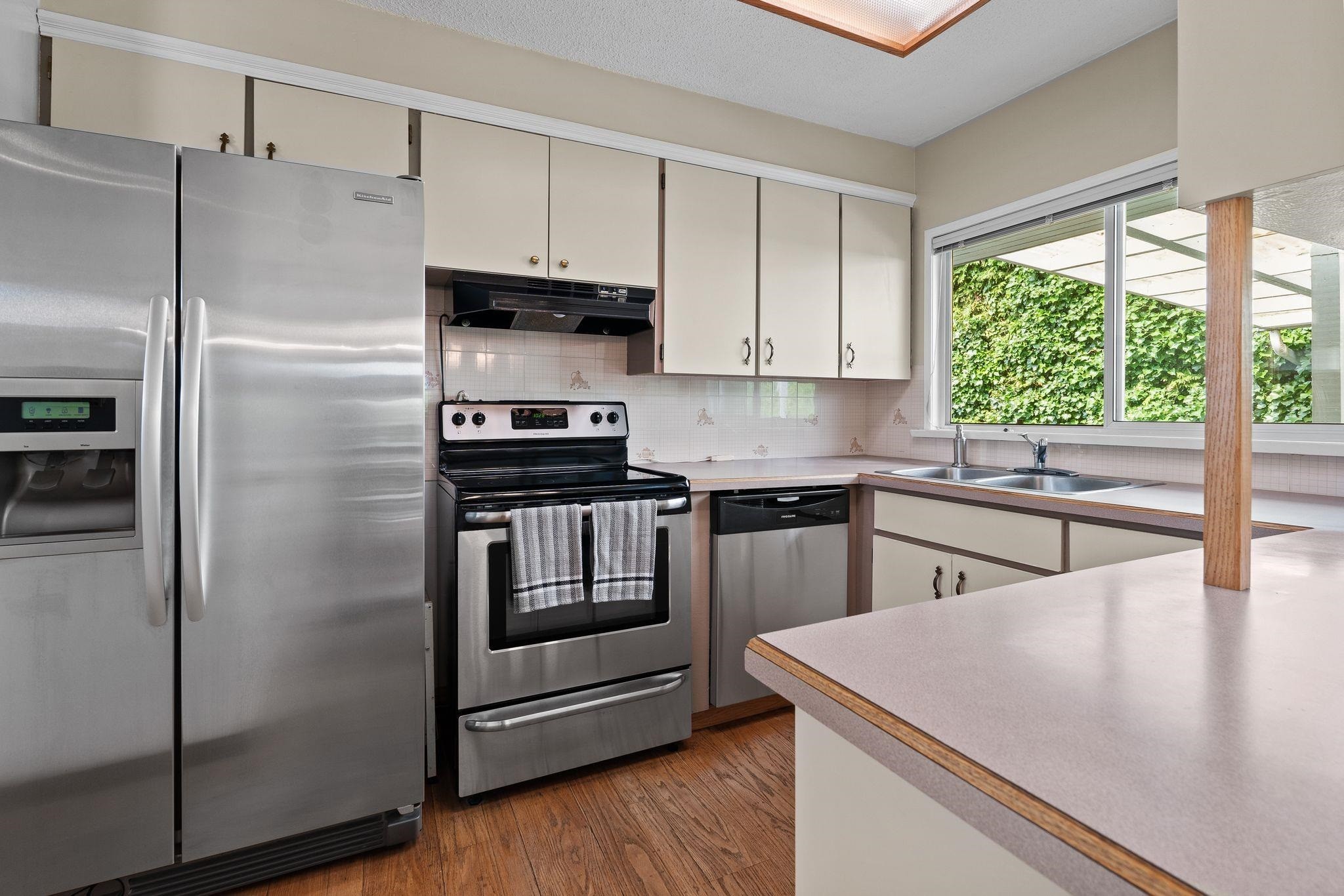 3455 Highland Boulevard, North Vancouver, BC - Indoor Photo Showing Kitchen With Double Sink