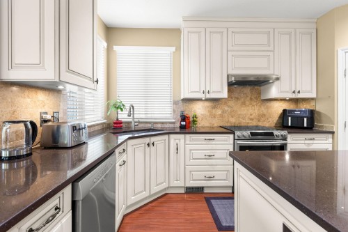 3285 Chartwell Green, Coquitlam, BC - Indoor Photo Showing Kitchen With Upgraded Kitchen