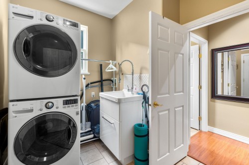 3285 Chartwell Green, Coquitlam, BC - Indoor Photo Showing Laundry Room