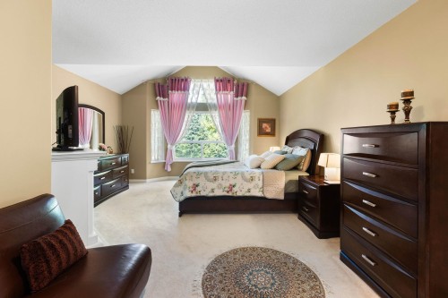 3285 Chartwell Green, Coquitlam, BC - Indoor Photo Showing Bedroom
