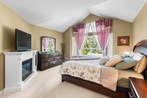 3285 Chartwell Green, Coquitlam, BC - Indoor Photo Showing Bedroom
