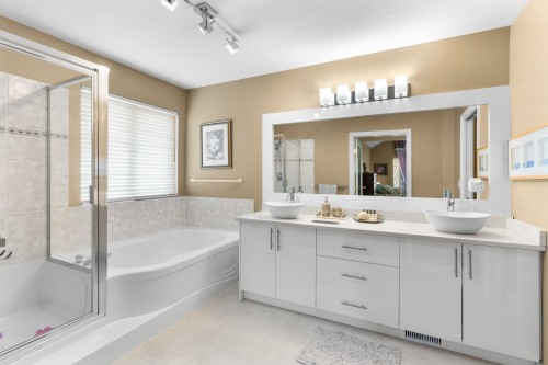 3285 Chartwell Green, Coquitlam, BC - Indoor Photo Showing Bathroom