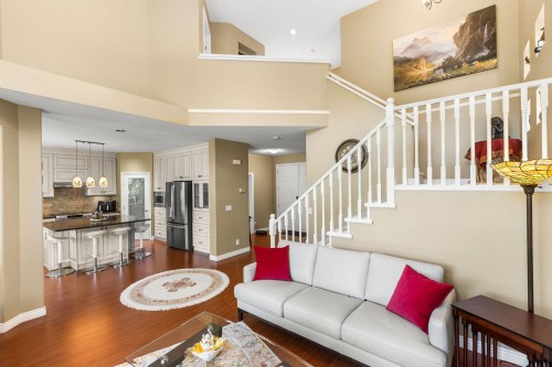 3285 Chartwell Green, Coquitlam, BC - Indoor Photo Showing Living Room