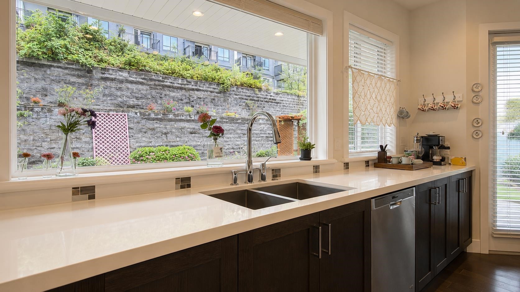 3513 Hadley Wood, Coquitlam, BC - Indoor Photo Showing Kitchen With Double Sink