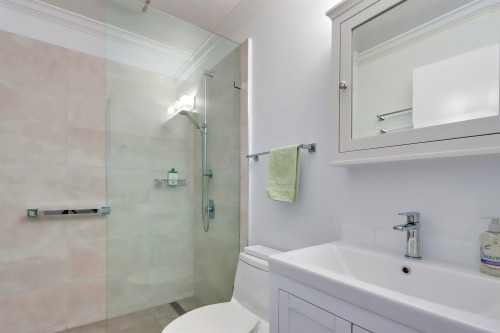 6590 Nelson Avenue, West Vancouver, BC - Indoor Photo Showing Bathroom