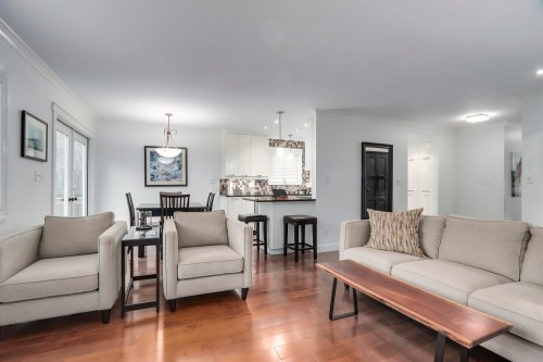 6590 Nelson Avenue, West Vancouver, BC - Indoor Photo Showing Living Room