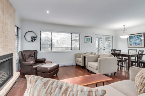 6590 Nelson Avenue, West Vancouver, BC - Indoor Photo Showing Living Room With Fireplace