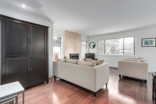 6590 Nelson Avenue, West Vancouver, BC - Indoor Photo Showing Living Room With Fireplace