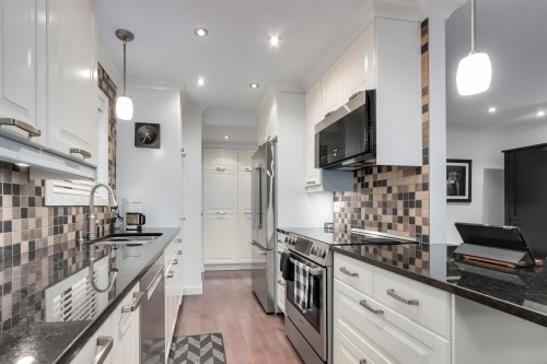 6590 Nelson Avenue, West Vancouver, BC - Indoor Photo Showing Kitchen With Upgraded Kitchen