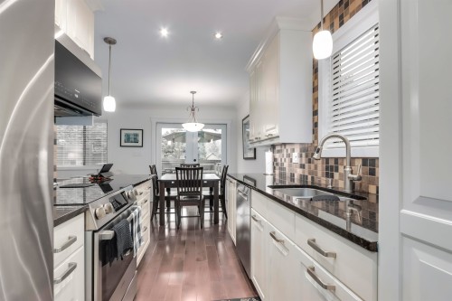 6590 Nelson Avenue, West Vancouver, BC - Indoor Photo Showing Kitchen With Double Sink With Upgraded Kitchen