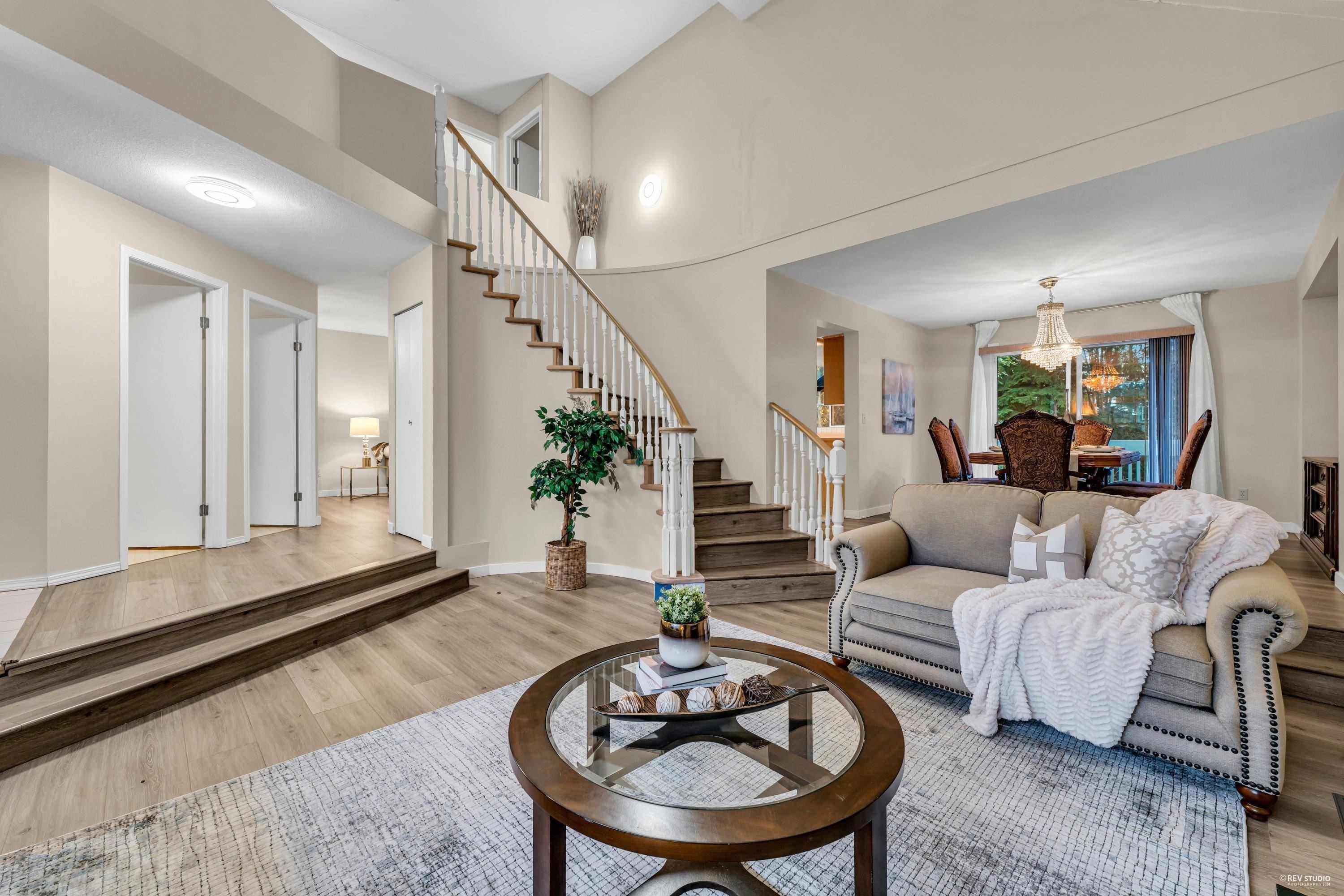 2986 Delahaye Drive, Coquitlam, BC - Indoor Photo Showing Living Room