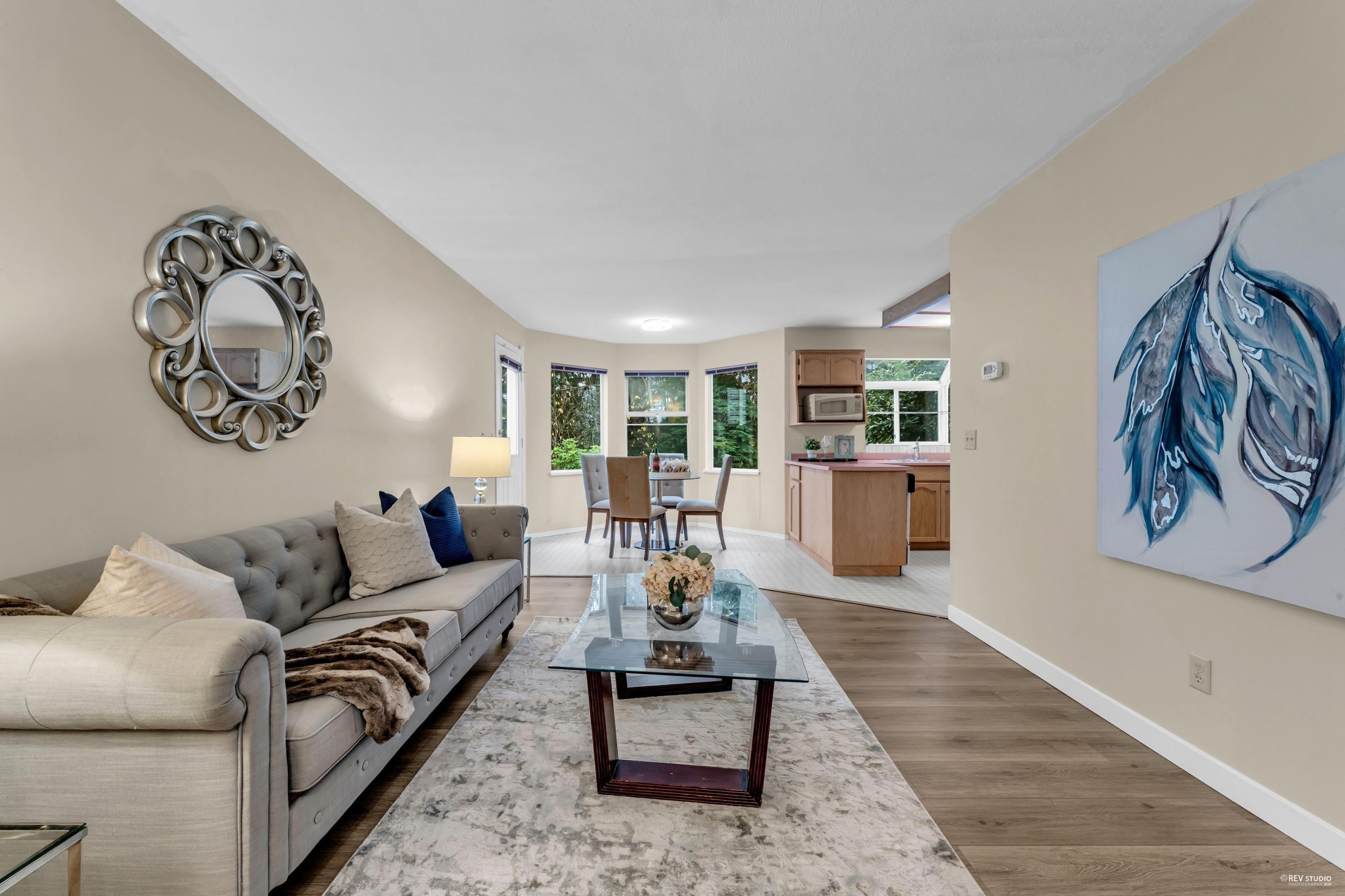 2986 Delahaye Drive, Coquitlam, BC - Indoor Photo Showing Living Room