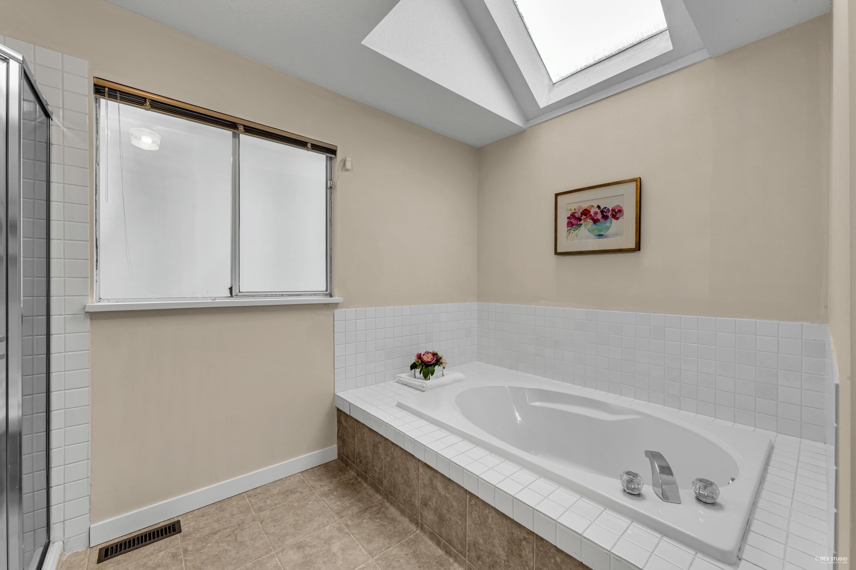 2986 Delahaye Drive, Coquitlam, BC - Indoor Photo Showing Bathroom