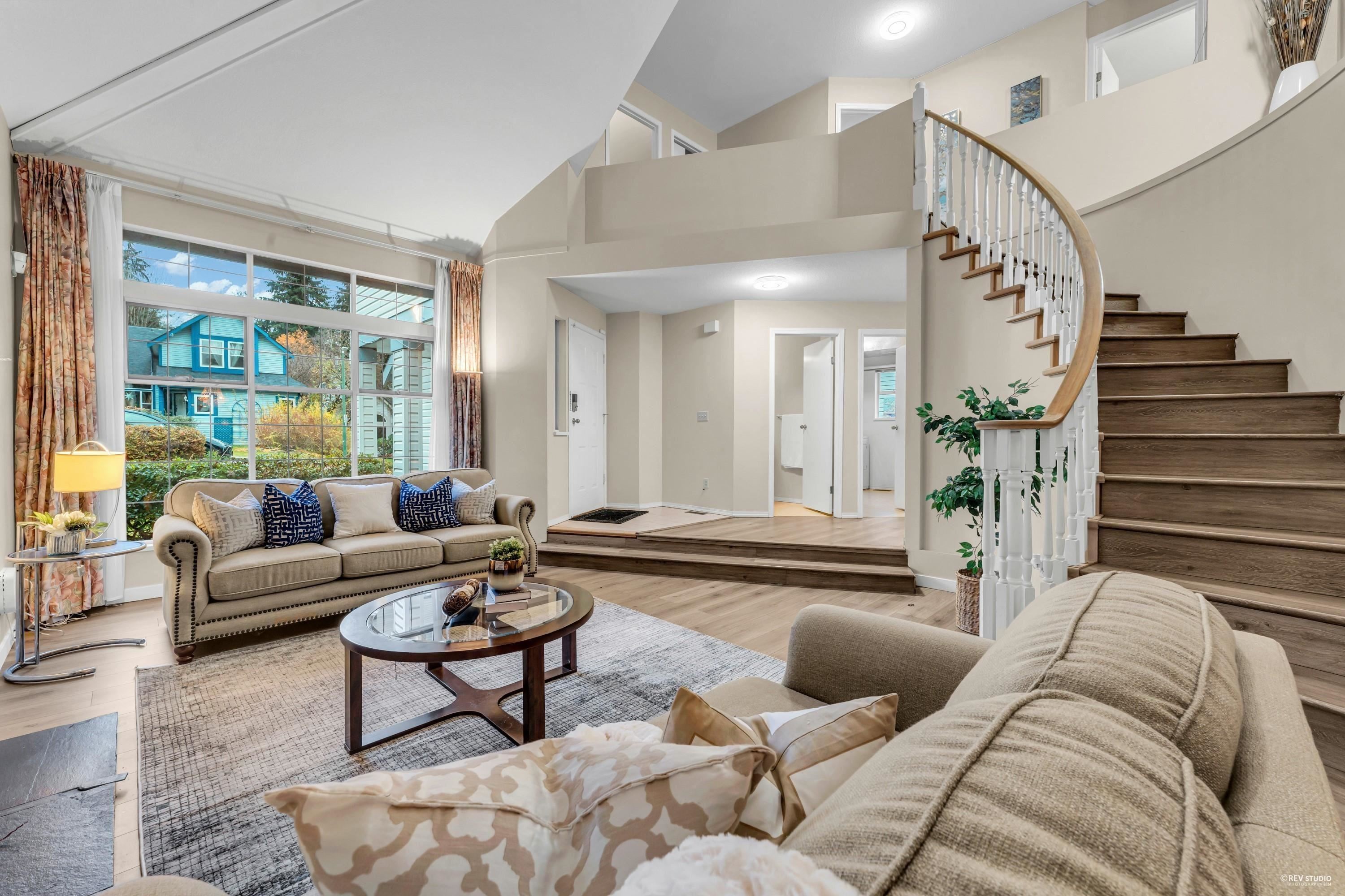 2986 Delahaye Drive, Coquitlam, BC - Indoor Photo Showing Living Room