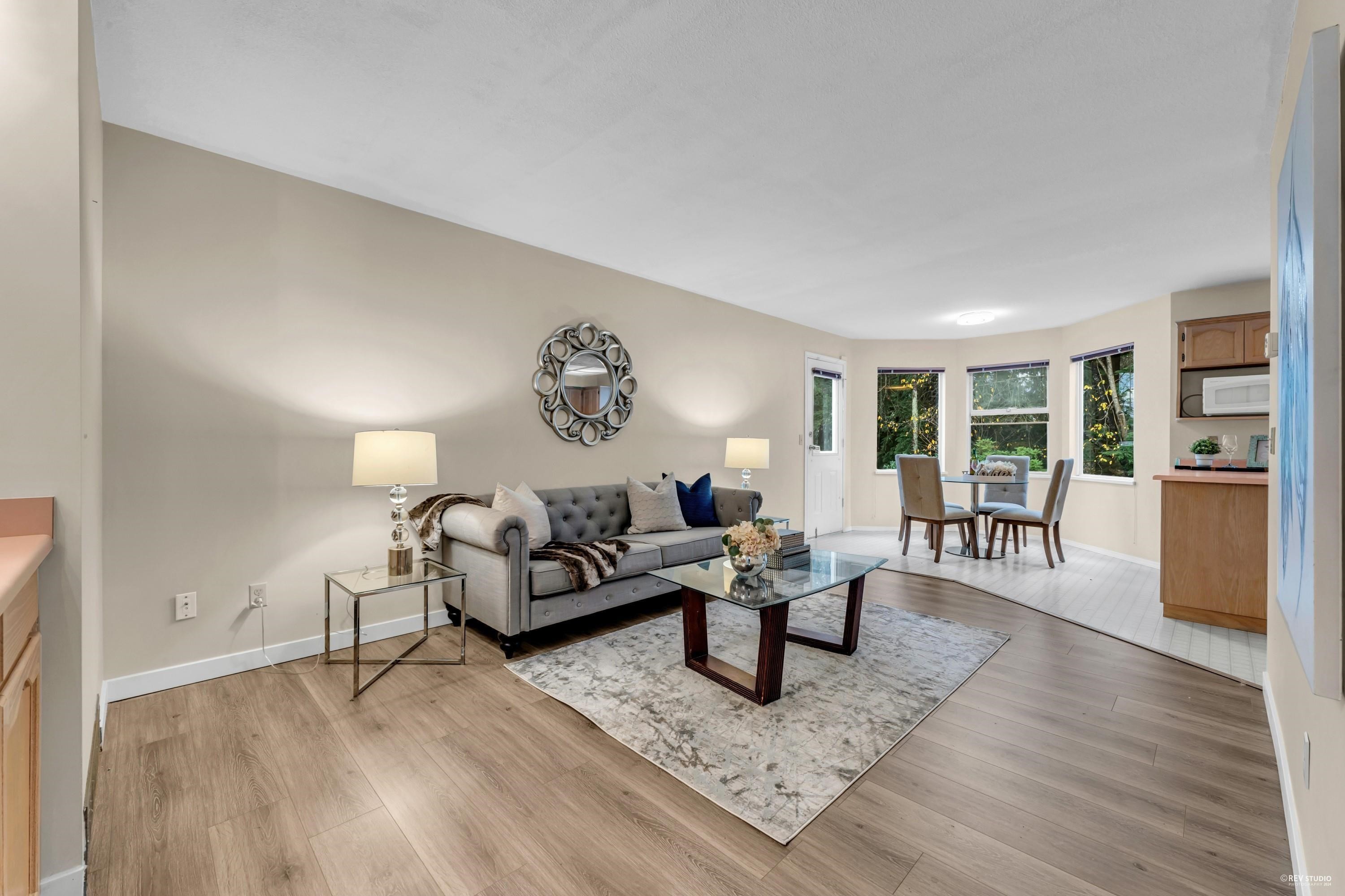 2986 Delahaye Drive, Coquitlam, BC - Indoor Photo Showing Living Room