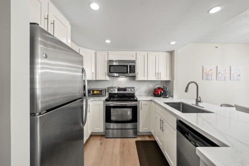 706-867 Hamilton Street, Vancouver, BC - Indoor Photo Showing Kitchen With Stainless Steel Kitchen