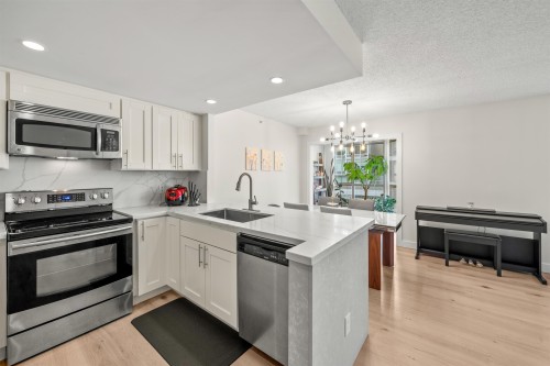 706-867 Hamilton Street, Vancouver, BC - Indoor Photo Showing Kitchen With Stainless Steel Kitchen With Upgraded Kitchen