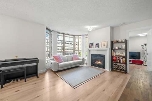 706-867 Hamilton Street, Vancouver, BC - Indoor Photo Showing Living Room With Fireplace