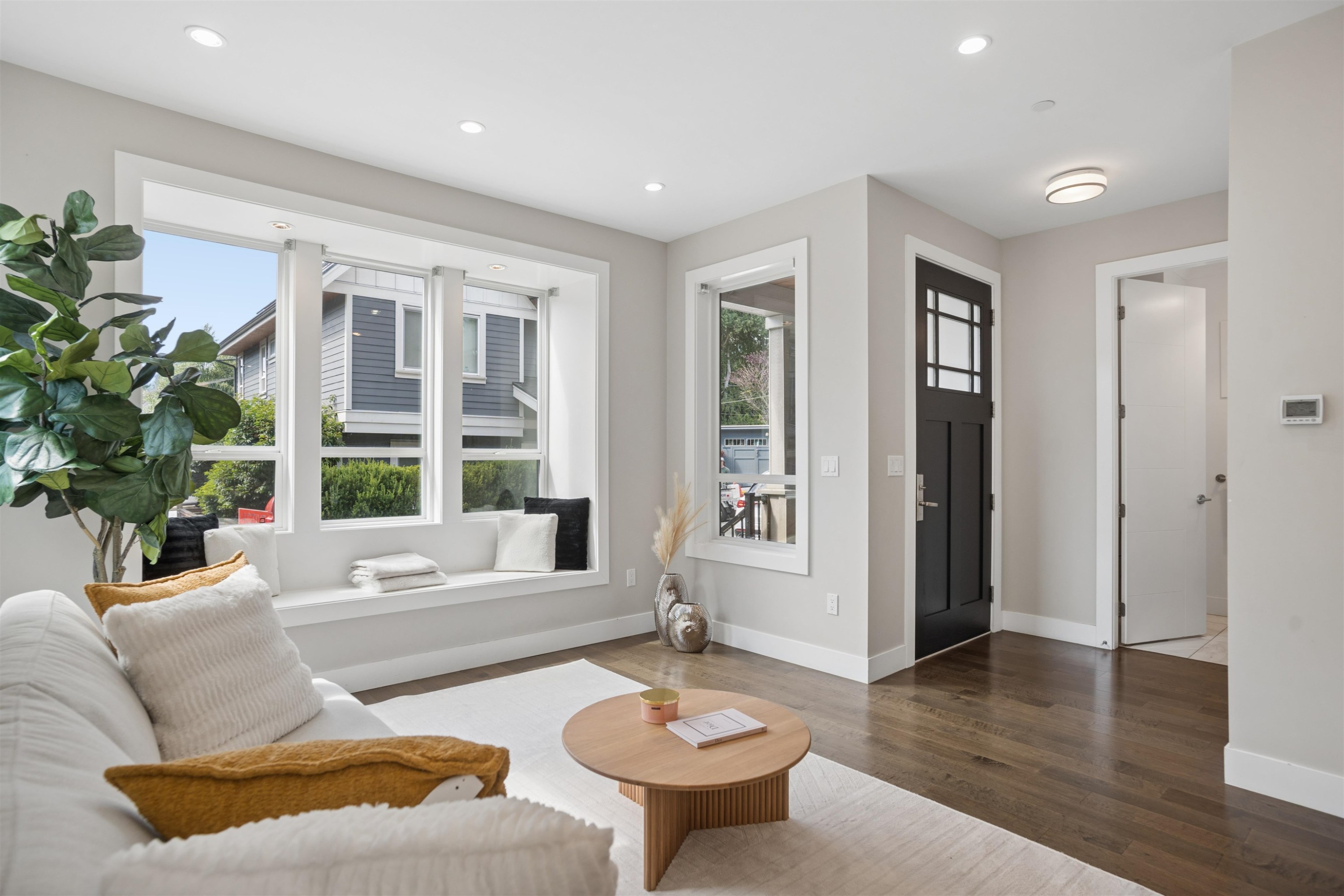 2020 Carson Court, North Vancouver, BC - Indoor Photo Showing Living Room