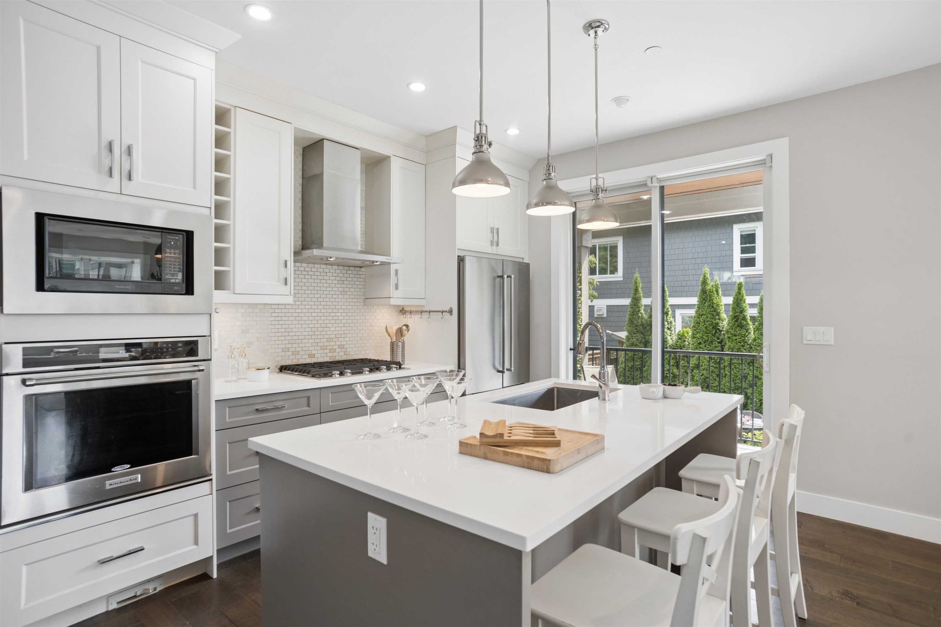 2020 Carson Court, North Vancouver, BC - Indoor Photo Showing Kitchen With Upgraded Kitchen