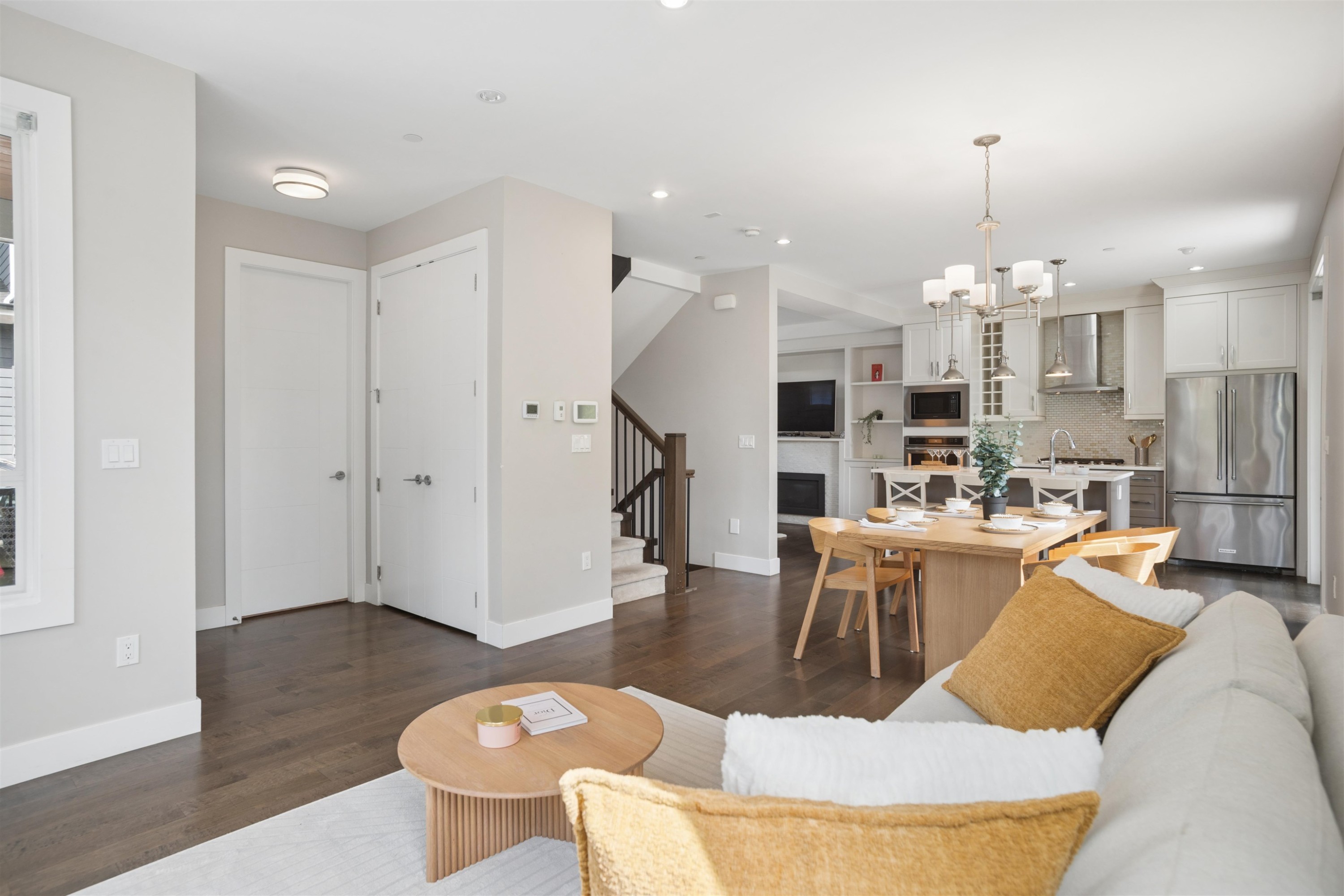 2020 Carson Court, North Vancouver, BC - Indoor Photo Showing Living Room