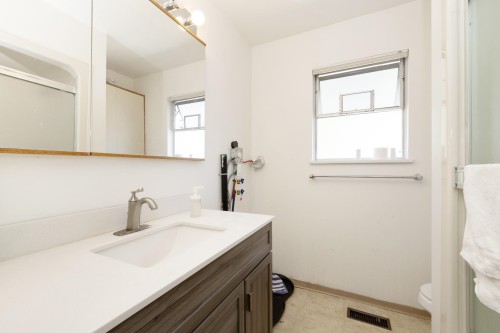 1189 Brisbane Avenue, Coquitlam, BC - Indoor Photo Showing Bathroom