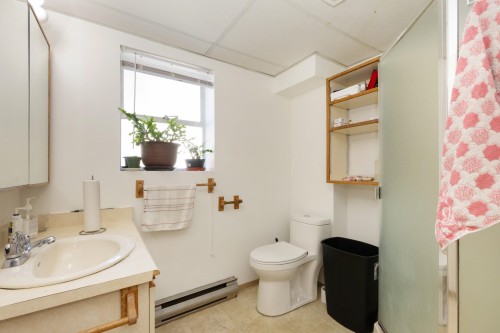 1189 Brisbane Avenue, Coquitlam, BC - Indoor Photo Showing Bathroom