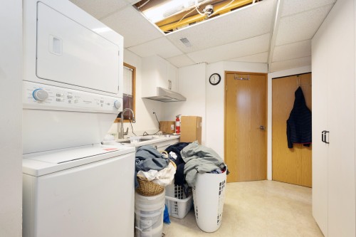 1189 Brisbane Avenue, Coquitlam, BC - Indoor Photo Showing Laundry Room