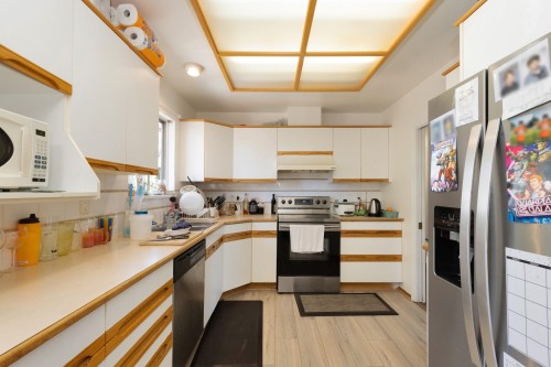 1189 Brisbane Avenue, Coquitlam, BC - Indoor Photo Showing Kitchen With Double Sink