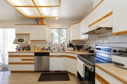1189 Brisbane Avenue, Coquitlam, BC - Indoor Photo Showing Kitchen With Double Sink