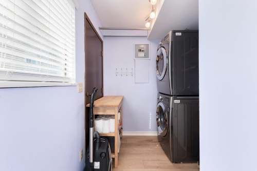 2950 Keets Drive, Coquitlam, BC - Indoor Photo Showing Laundry Room
