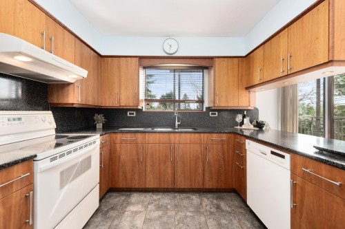 2950 Keets Drive, Coquitlam, BC - Indoor Photo Showing Kitchen