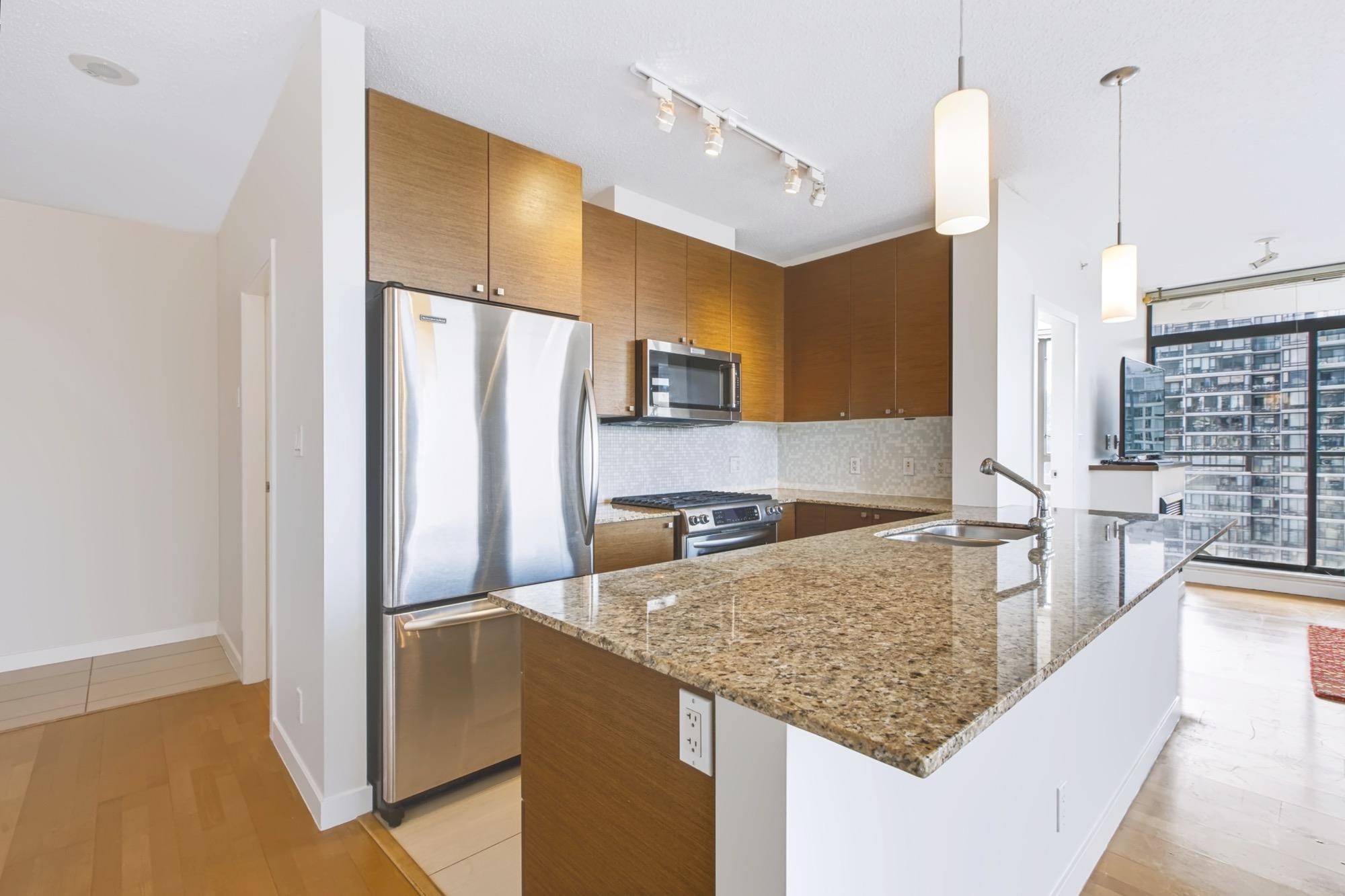 2204-110 Brew Street, Port Moody, BC - Indoor Photo Showing Kitchen With Upgraded Kitchen