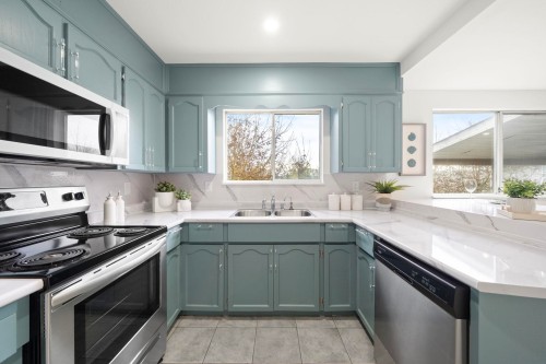 115 Warrick Street, Coquitlam, BC - Indoor Photo Showing Kitchen With Double Sink