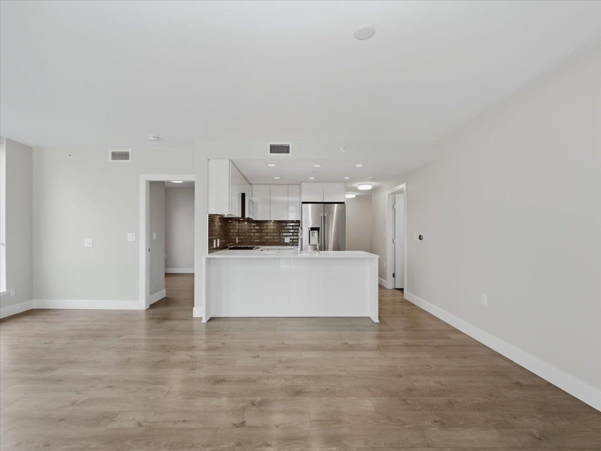 302-8533 River District Crossing, Vancouver, BC - Indoor Photo Showing Kitchen