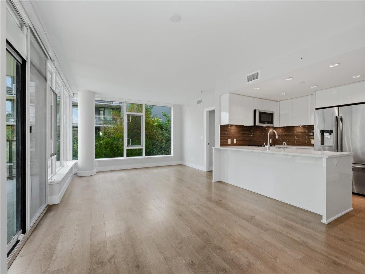 302-8533 River District Crossing, Vancouver, BC - Indoor Photo Showing Kitchen