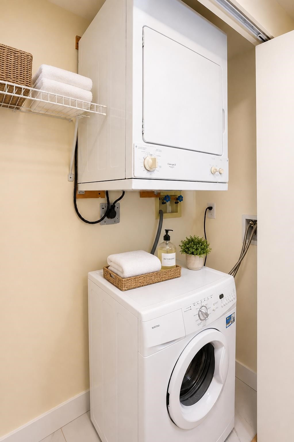 603-2468 Broadway E, Vancouver, BC - Indoor Photo Showing Laundry Room