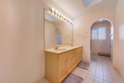 7038 Bridge Street, Richmond, BC - Indoor Photo Showing Bathroom