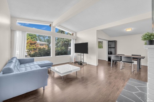 10280 Amethyst Avenue, Richmond, BC - Indoor Photo Showing Living Room
