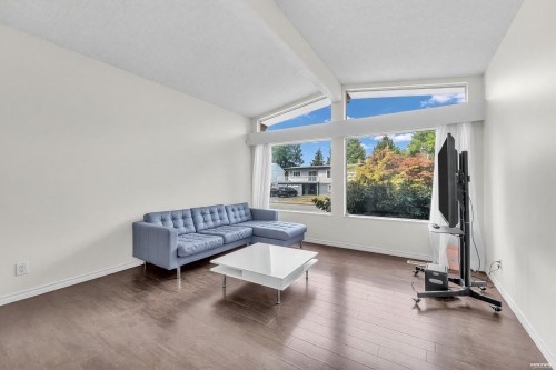 10280 Amethyst Avenue, Richmond, BC - Indoor Photo Showing Living Room