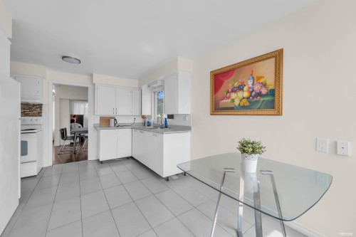 10280 Amethyst Avenue, Richmond, BC - Indoor Photo Showing Kitchen