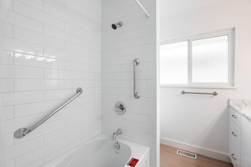 1410 Dansey Avenue, Coquitlam, BC - Indoor Photo Showing Bathroom