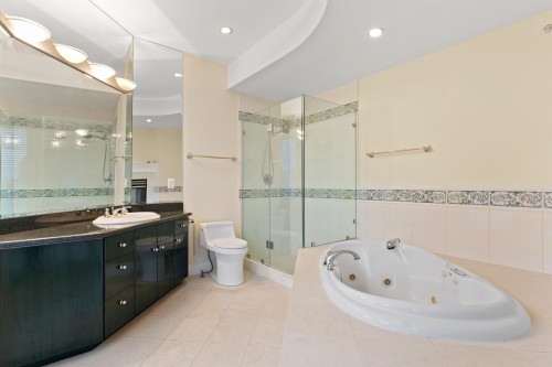 2189 Argyle Avenue, West Vancouver, BC - Indoor Photo Showing Bathroom